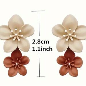 NWT CHIC FLORAL DESIGN EARRINGS BROWN AND TAN@c